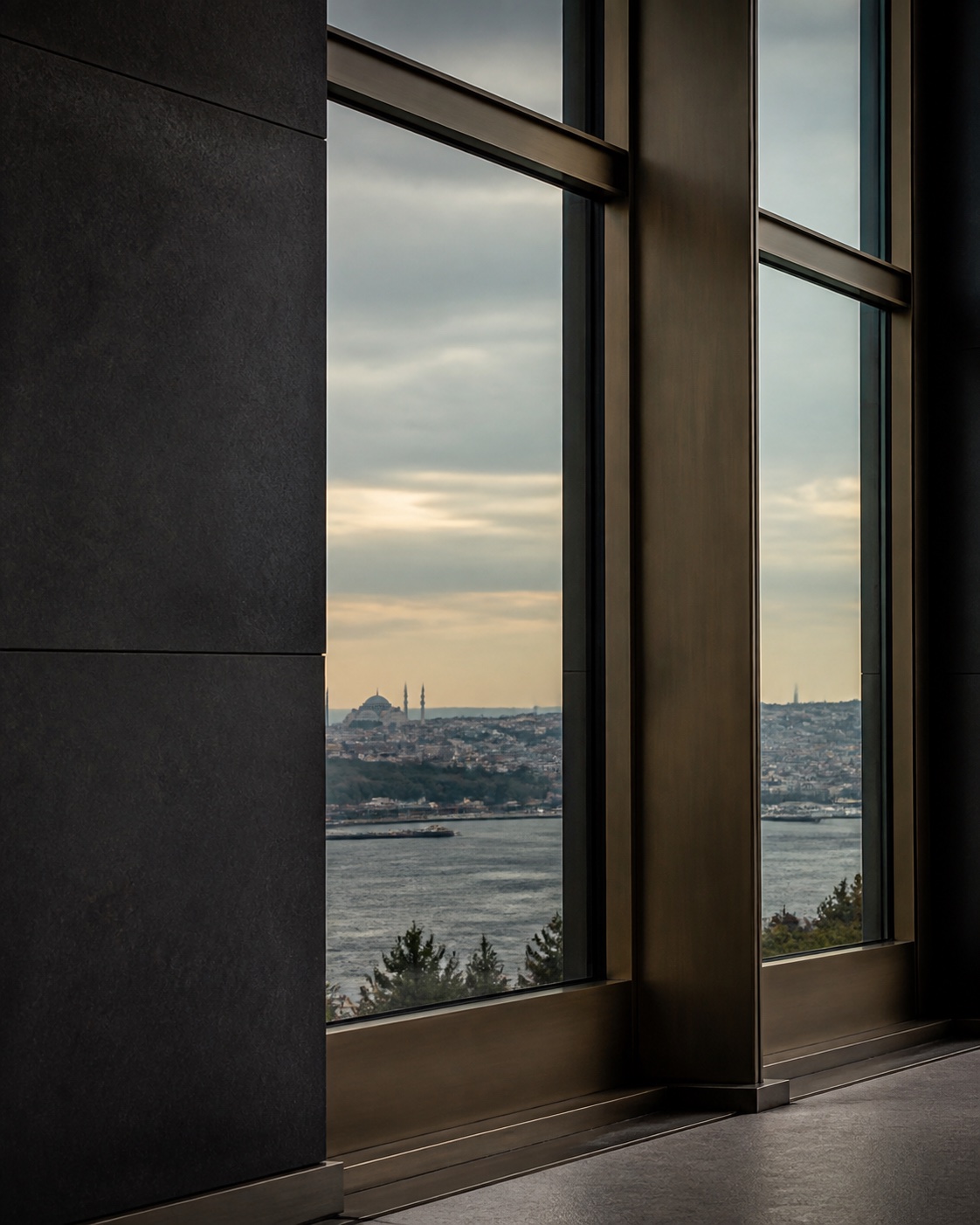 Boğaz'a bakan taş ve bronz çerçeveli çağdaş İstanbul mimarisi